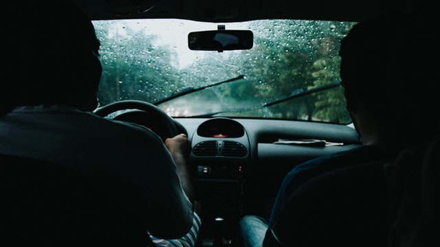 Herbstzeit-Regenzeit-tipps-auto-regen-glaette-sicherheit